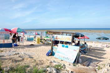吉野海岸のレンタル店並ぶビーチ