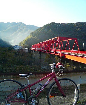 四万十川津大橋とクロスバイク