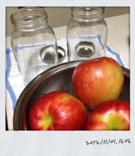 リンゴと保存ビン