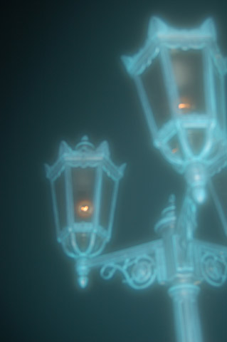 霧の中の街灯の写真です