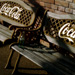 コカコーラのロゴの入ったレトロなベンチの写真です