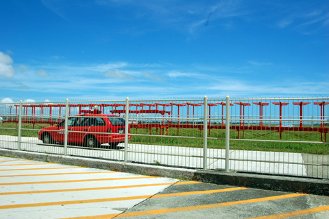 空港内を見回る赤い車の写真です
