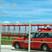 空港内を見回る赤い車の写真です