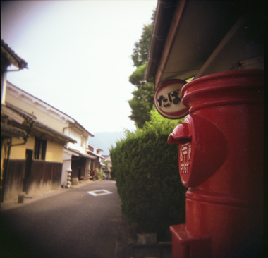 内子の町と赤い郵便ポストの写真です
