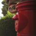 内子の町と赤い郵便ポストの写真です