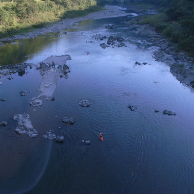 四万十川を下るカヌーの写真です