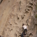 竜串の岩壁を登る子ども達